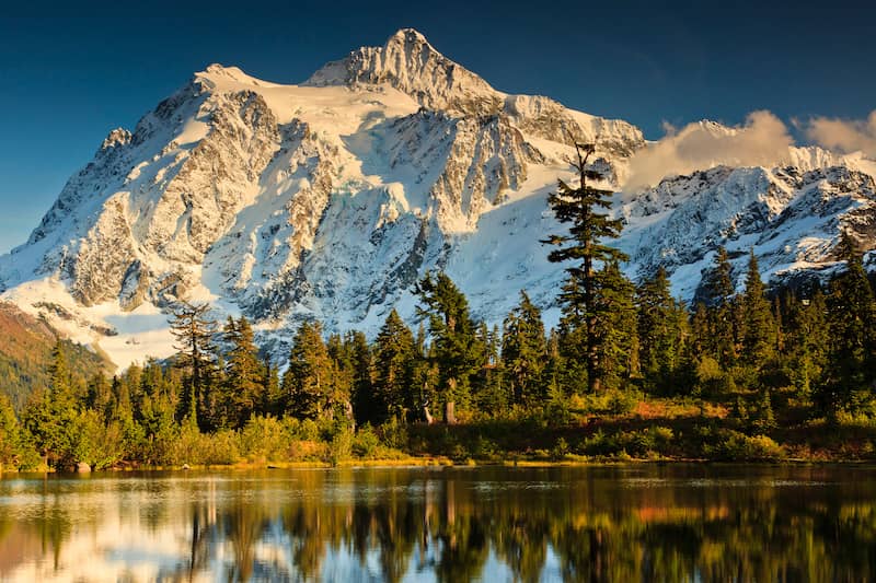 A large lake near a mountain in Washington.