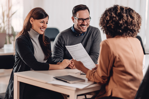 Couple with financial expert.