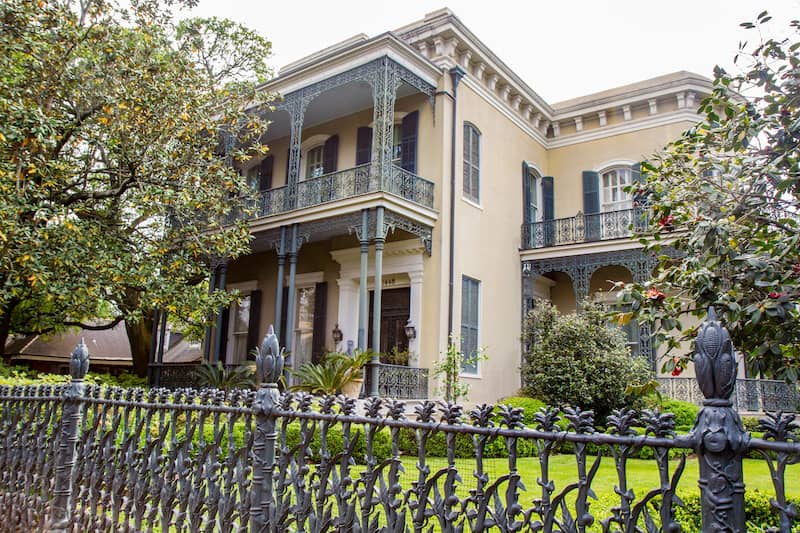 Tan and green Italianate style house in New Orleans.