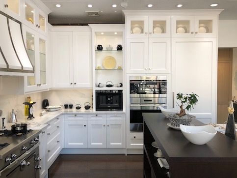 Transitional-style home kitchen. 